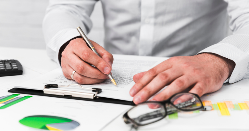 Executivos analisando estratégia de compliance tributário em ambiente corporativo